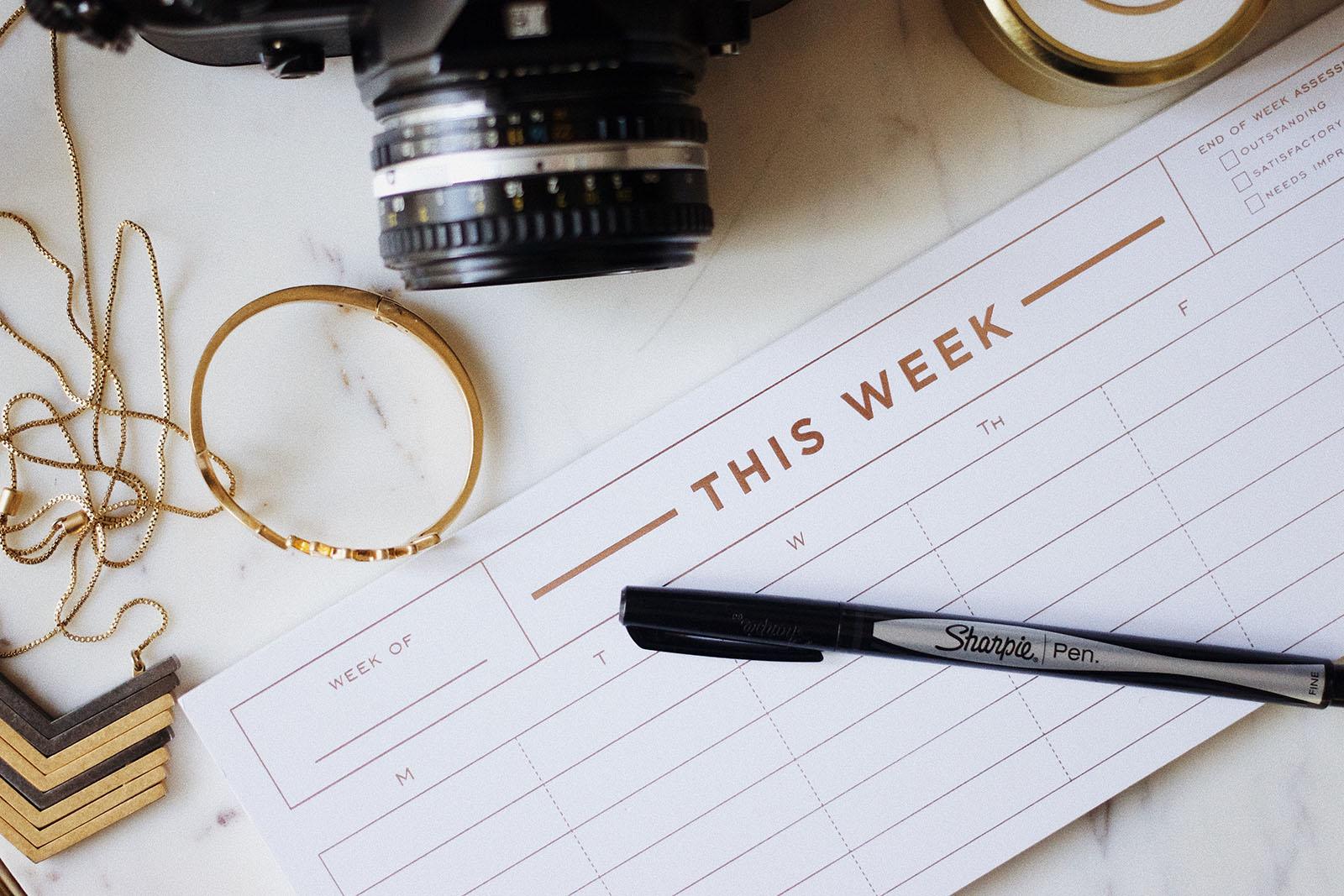 Weekly Event Sheet with Pen - Image: https://unsplash.com/@jazminantoinette