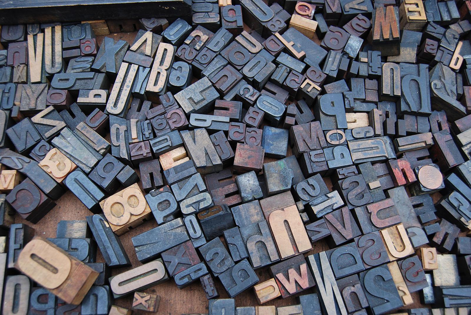 Pile of printing press letters - Image: https://unsplash.com/@amadorloureiro